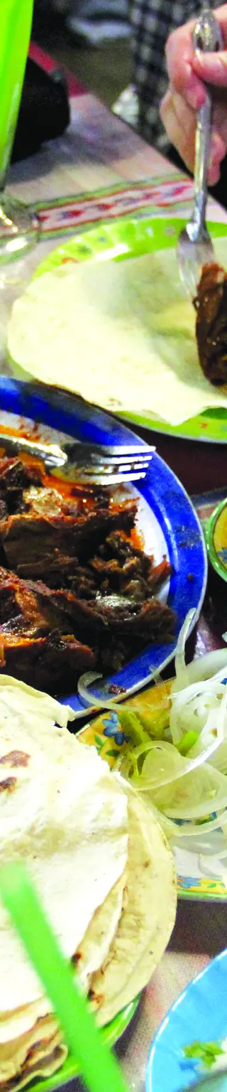 Den Herd anfeuern beim Kochkurs in Huatulco